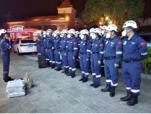 Cuidigh lena chéile agus oibrigh le chéile chun an eipidéim a throid: Thug Bailikind maisc máinliachta indiúscartha agus lámhainní nítríle do Xiamen